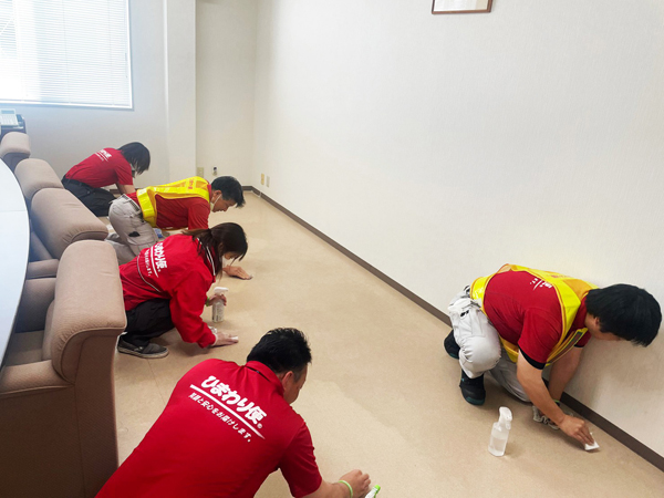 本社応接室ワックスがけ
