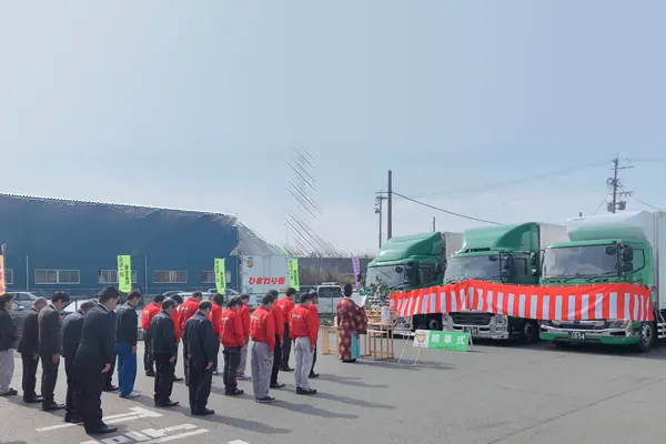 トラック納車式の写真