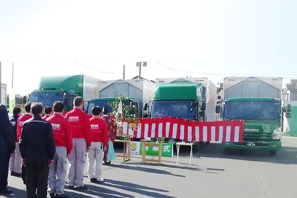 トラック納車式の写真