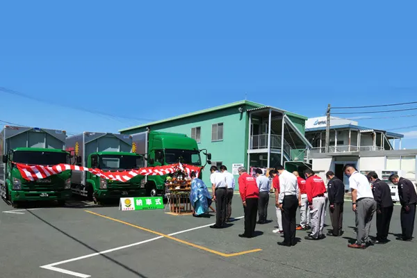 トラック納車式の写真