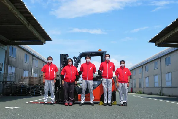 ファン付き作業服を着用した集合写真