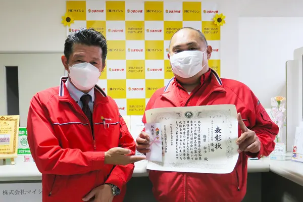 省エネ走行競技会の写真。賞状とともに記念写真
