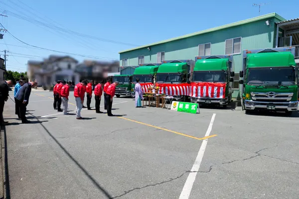 トラック納車式の写真