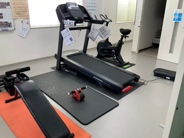 運動器具を利用している社員の写真