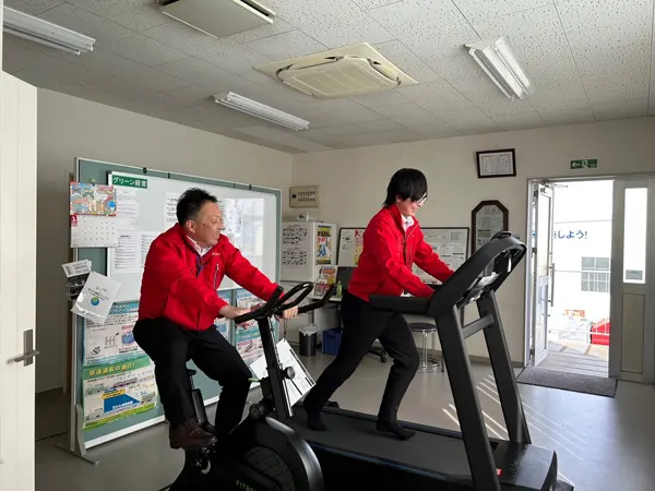 運動器具を利用している社員の写真