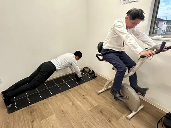 運動器具を利用している社員の写真